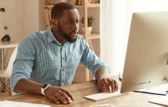 Persona buscando trabajo en internet
