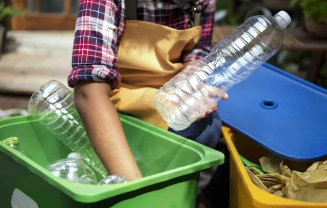 reciclando botellas de plastico