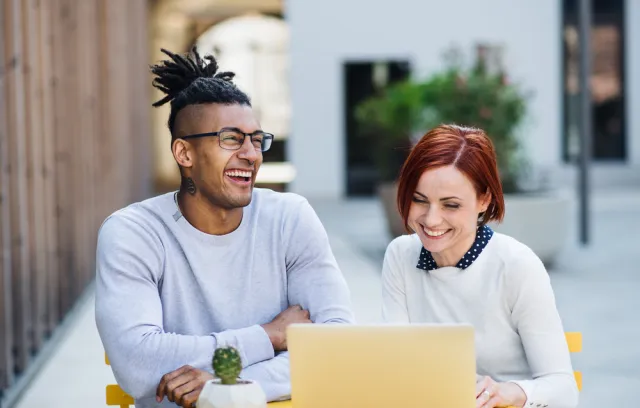 dos personas reunidas frente a un pc