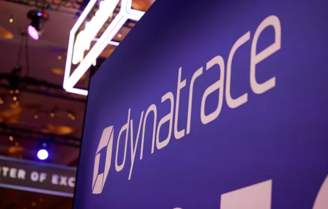 Foto del logo de dynatrace con fondo morado
