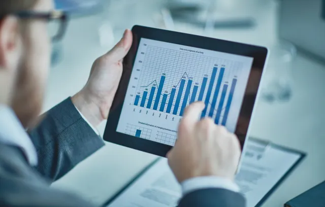 Hombre mirando el crecimiento de una gráfica en la tablet