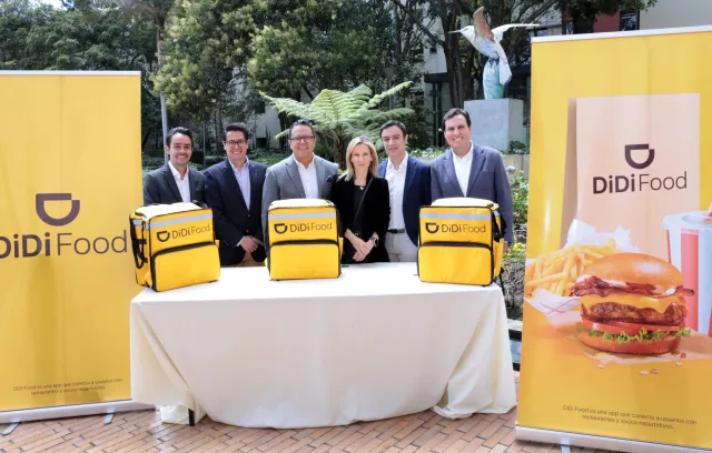 personas paradas junto a carteles de color amarillo