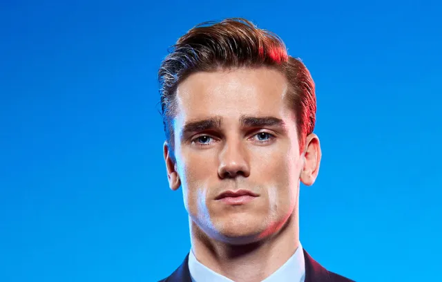 Foto de una foto de antoine griezmann con fondo azul de fondo