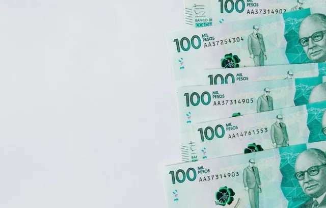 foto de billetes de 100 mil pesos organizados en la parte derecha de la pantalla