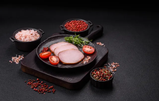 foto de carne sobre un plato y fondo negro