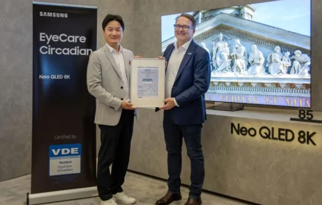 foto de dos personas con un diploma en mano