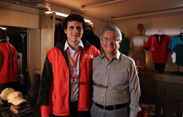 foto de dos personas posando frente a la cámara
