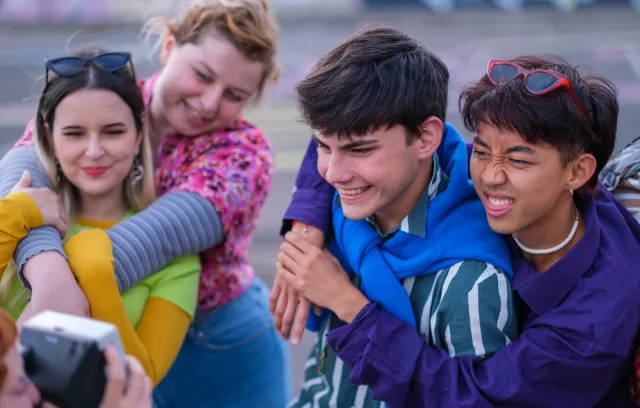 foto de jóvenes abrazados