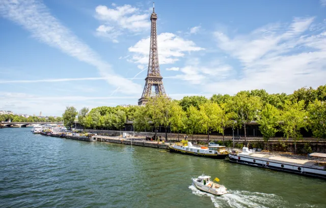 foto de la torre eiffel desde el rio sena