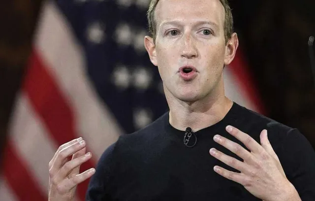 foto de mark zuckerberg con bandera de estados unidos de fondo