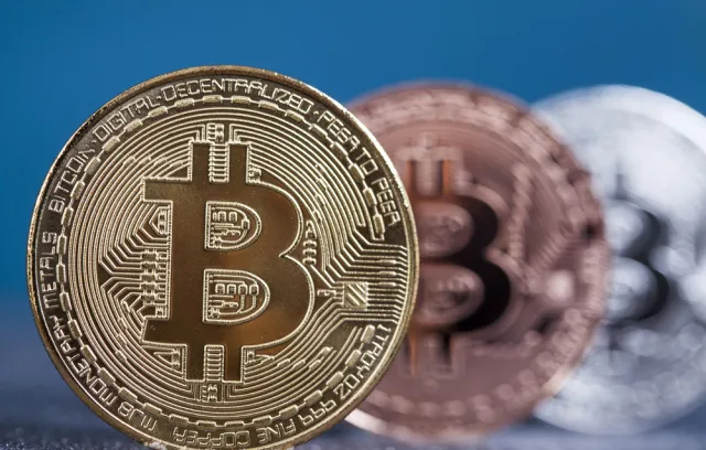 foto de tres monedas que tienen la B en el frente