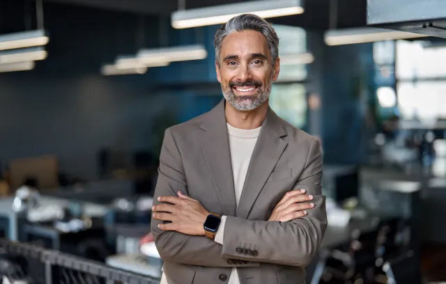 foto de un ceo frente a la cámra con brazos cruzados