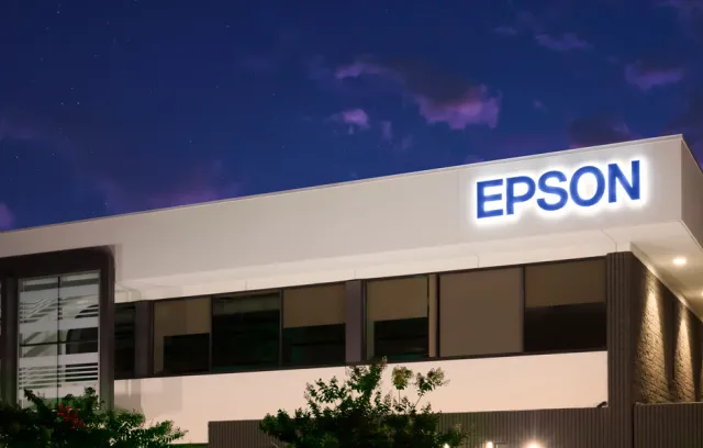foto de un edificio blanco con las letras que dicen epson