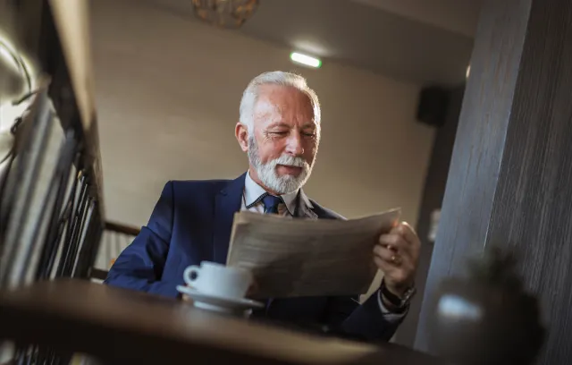 foto de un señor de edad leyendo un periódico