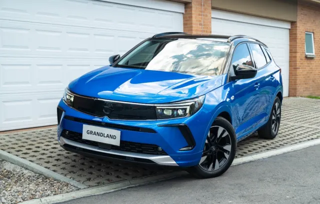foto de una camioneta opel azul