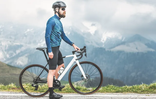 foto de una ciclista con un fondo montañoso