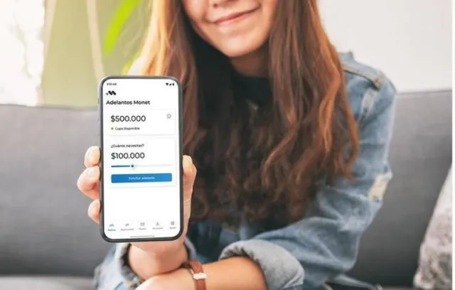 foto de una mujer con un celular en la mano