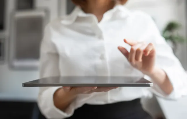 foto de una mujer con una tablet en la mano 