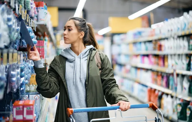 foto de una mujer en un supermercado mirando productos