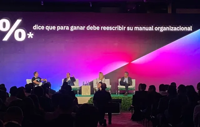 foto de una pantalla grande con personas sentadas al frente