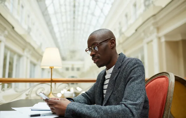 foto de una persona leyendo un libro de perfil