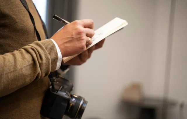 foto de una persona tomando notas en una hoja