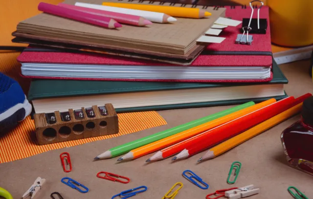 foto de unos cuadernos y un taja lapiz