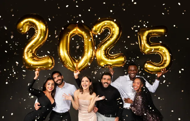 foto de varias personas celebrando bajo el número 2025