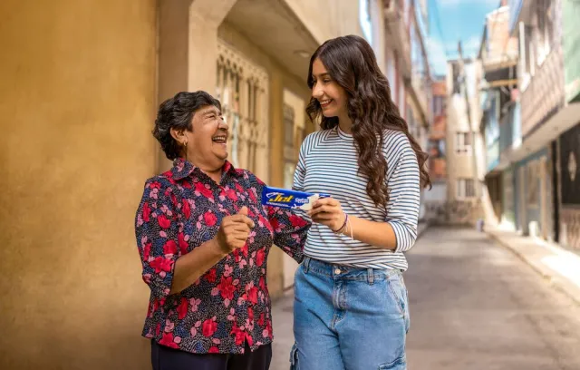 fotografía de una chocolinatina jet con dos mujeres sosteniendo el producto