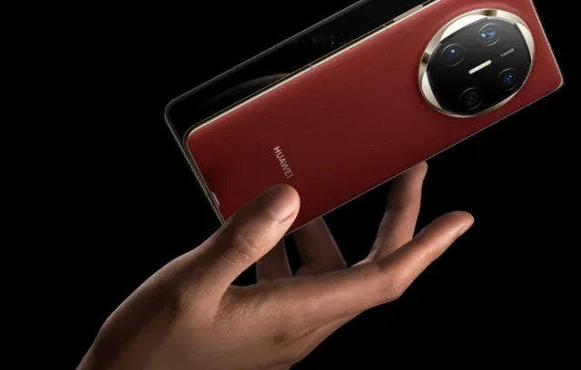 fotografia de un celular rojo con un fondo negro