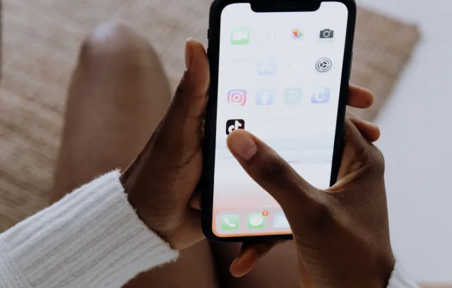 persona ingresando a TikTok desde su smartphone