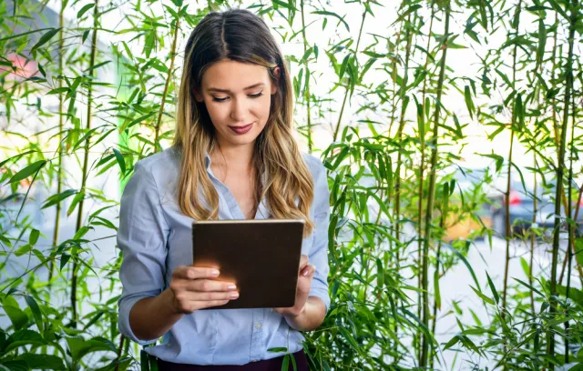 Mujer rubia mirando una tablet