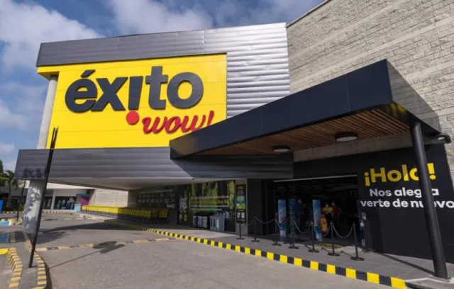 Portada de un edificio de un local que dice éxito wow