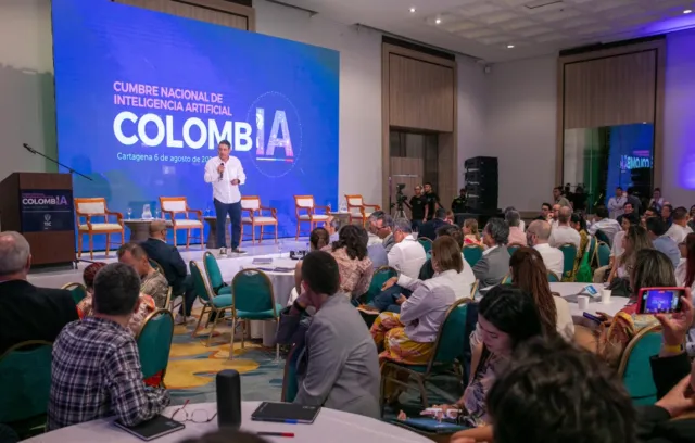Persona en tarima hablando en la Cumbre Nacional ‘ColombIA’ en Cartagena