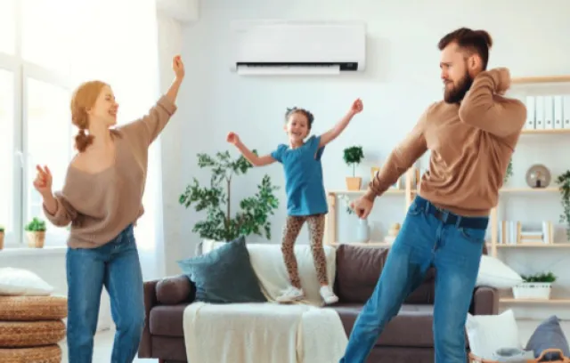Foto de familia feliz con aire acondicionado