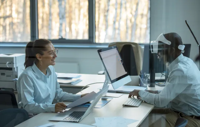 Foto de dos diseñadores industriales haciendo pruebas de Inteligencia Artificial