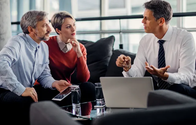 Foto de personas trabajando en empresa de seguros
