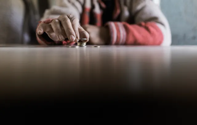 Ilustración de monedas sobre una mesa.