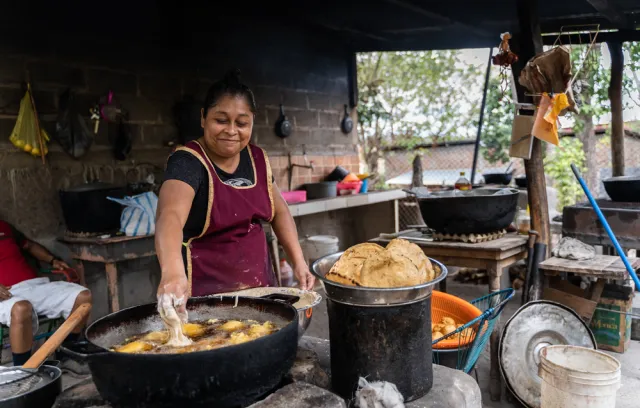 Foto de mujer en tienda de barrio