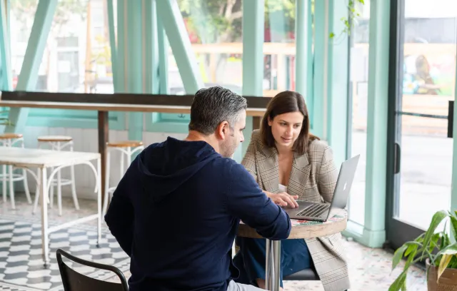 Dos personas trabajando