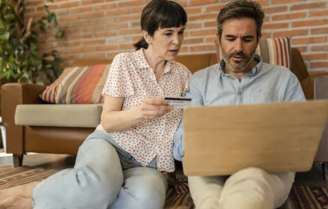 Una pareja viendo el computador 