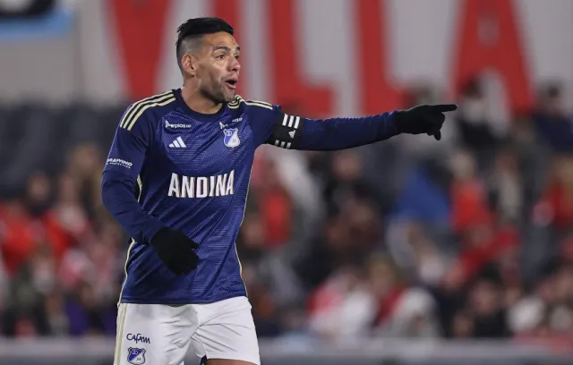Foto de un jugador con la camiseta de millonarios en el estadio