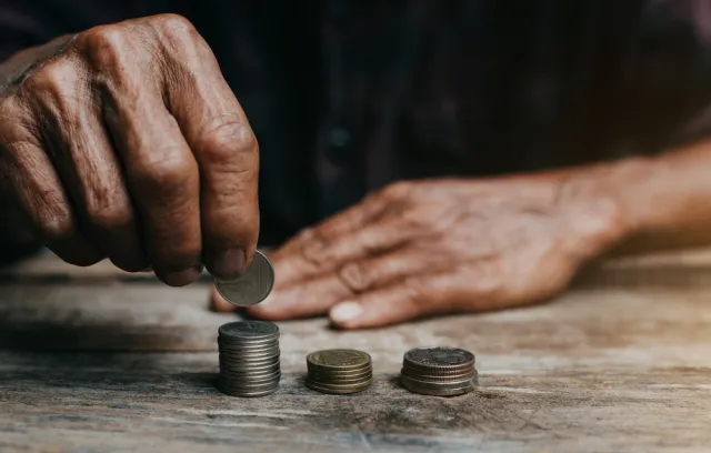 Foto de manos contando monedas