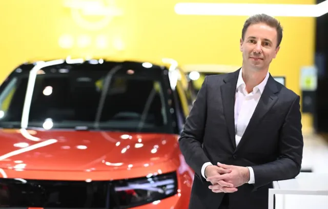 foto de un señor apoyado sobre una camioneta opel