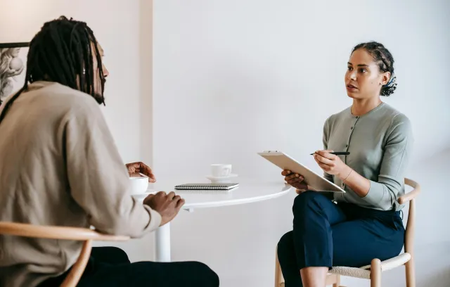 personas conversando para una entrevista laboral