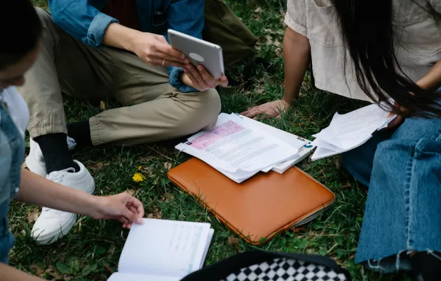 tres personas sentadas estudiando 