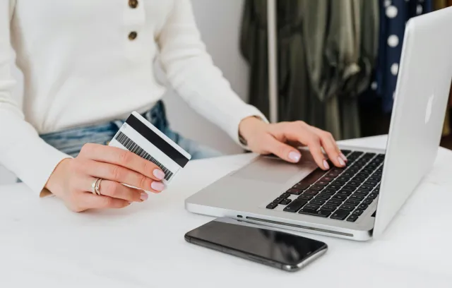 persona comprando online en su laptop