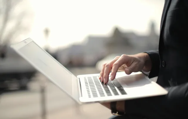 una persona usando su laptop