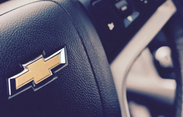 Un timon de un auto color negro marca chevrolet