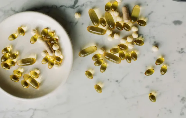 vitaminas en una mesa blanca